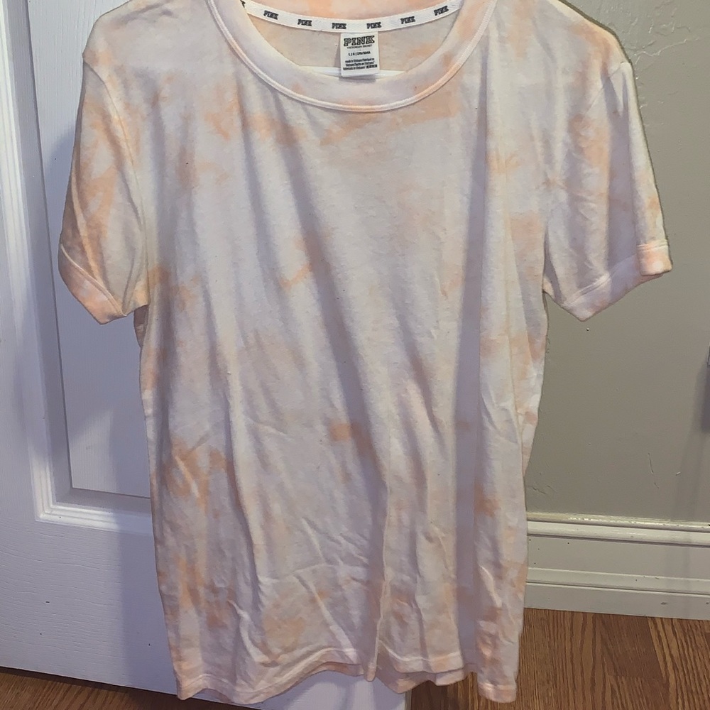 A short sleeve shirt